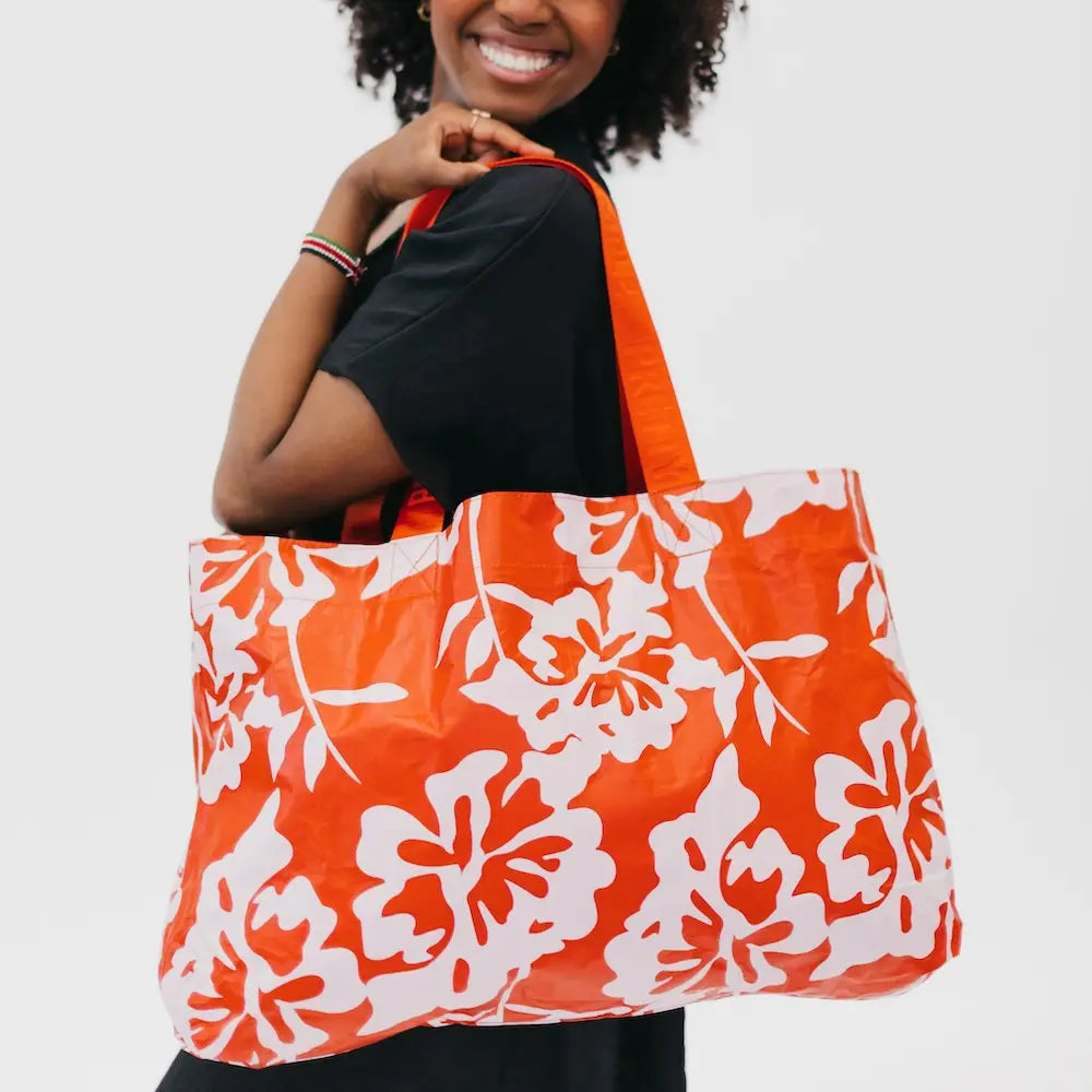 Elevate your beach outings with the Large Kona Cove Beach Bag. This stylish, lightweight, and splash-proof tote is perfect for carrying all your essentials in style.
