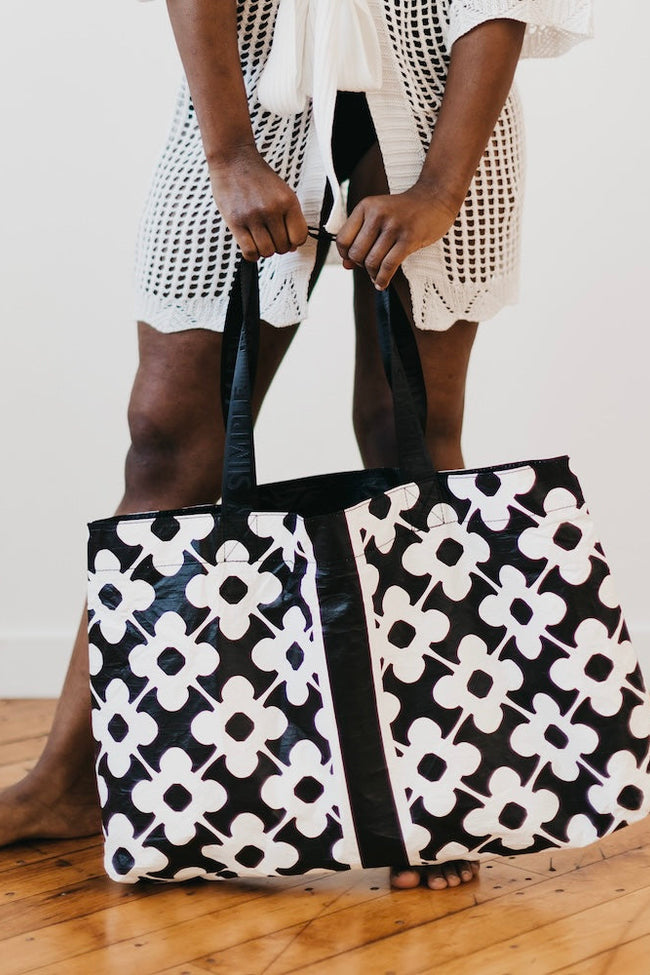 Large summer tote bag with zipper pockets and splash-proof fabric